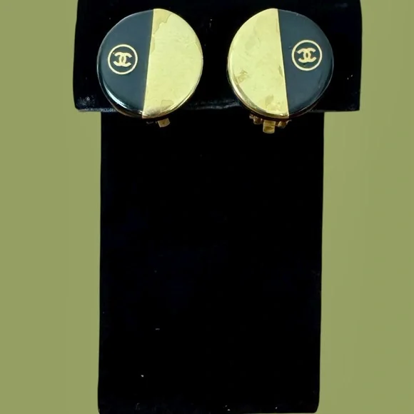 Authentic Chanel Vintage Clip-On Earrings Black Gold CC Logo Round 100A - Picture 2 of 6